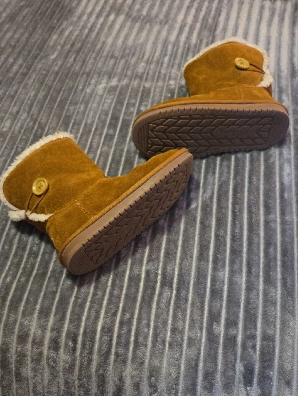 Koolaburra Suede Short Boot - Tan with Cream Logo